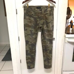 NWOT SEVEN7 CAMO STRETCH SKINNY JEANS SZ 4/27
